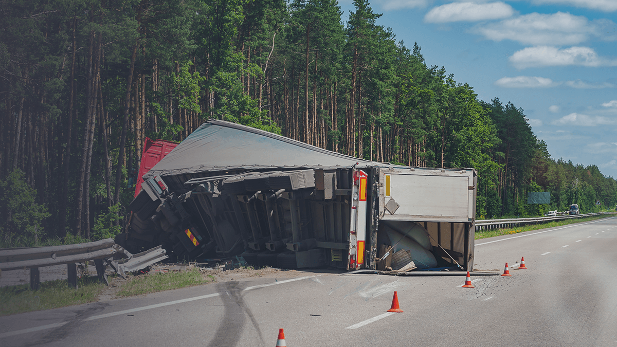 Imagem de tombamento de caminhão pesado em uma estrada asfaltada