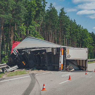 Imagem de tombamento de caminhão pesado em uma estrada asfaltada