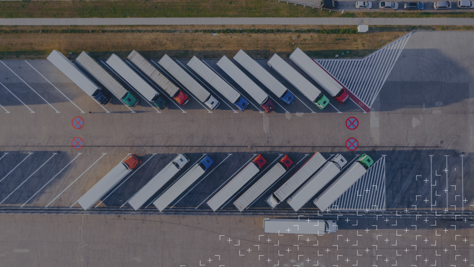 Dieciocho camiones estacionados vistos desde arriba