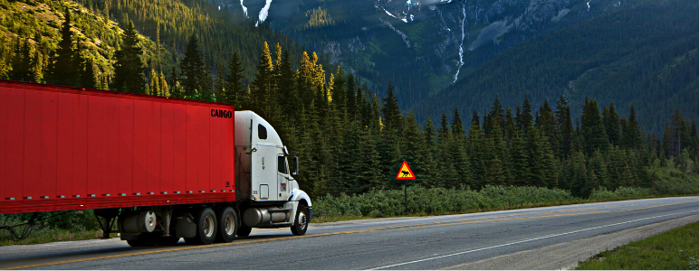 Telemetria para caminhão. Caminhão vermelho em uma estrada isolada.