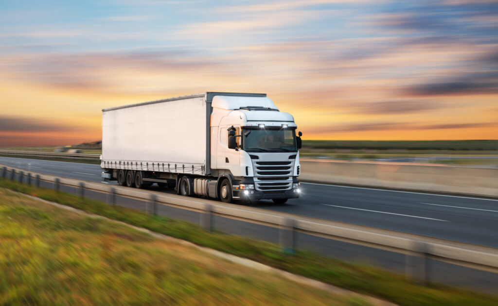 A logística do transportes abrange outras atividades logísticas e demanda de outros setores da empresa